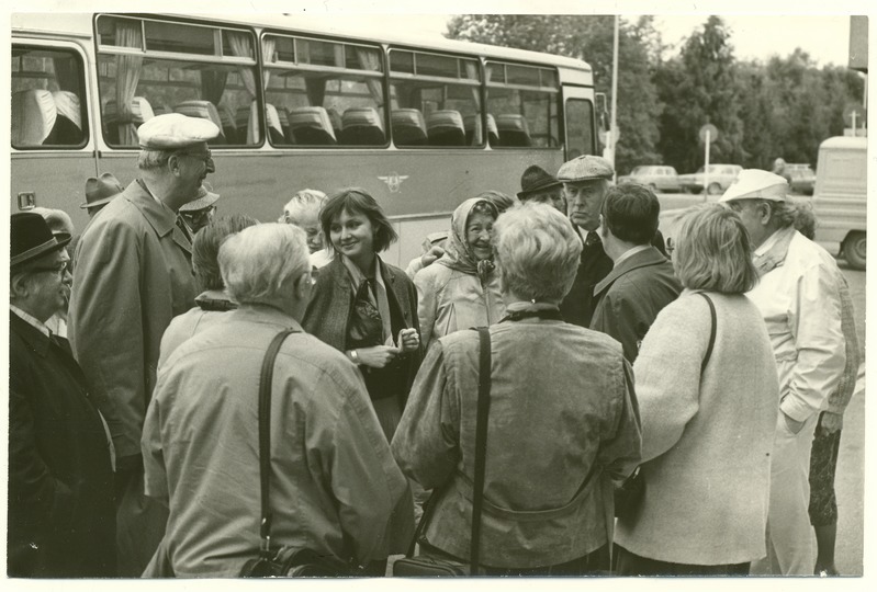 UNICA´86 osavõtjad Kirovi näidiskalurikolhoosi keskusehoone ees.