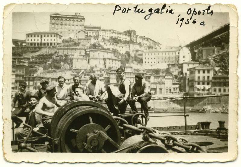 Vaade linnale, meremehed esiplaanil laeval, Endel- Aleksander Silberberg- Vaarik, esireas vasakult teine, u 1936 Portugalia, Oports