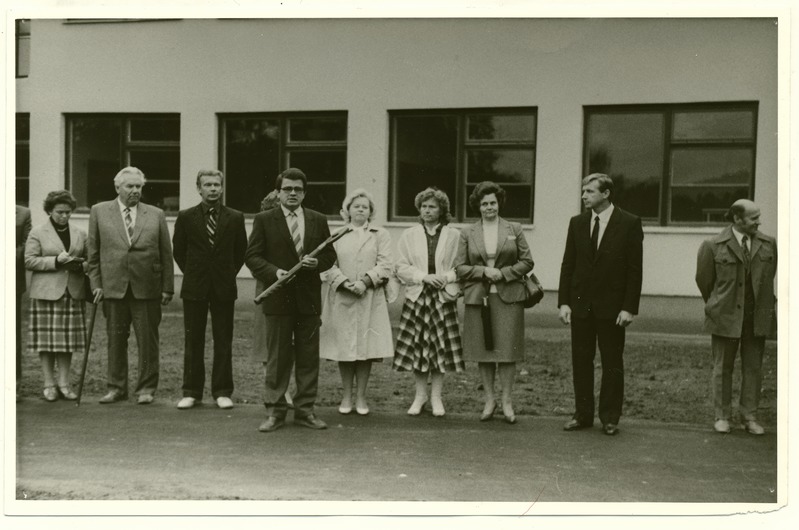 Kolga kooli avamisel Kirovi kalurikolhoosi juhatuse esimeehe asetäitja Kalju Visnapuu sõna võtmas.01.09.1986 a