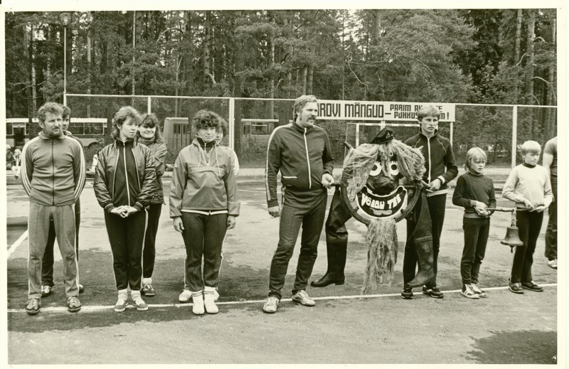 Kirovi II Mängude avadefileel "Võidu Tee" maskotiga