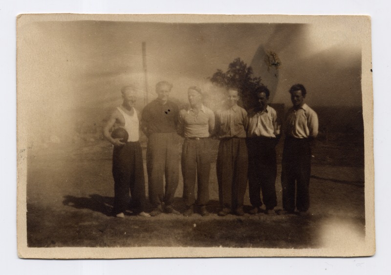 Foto, grupi-, Turbuneeme küla noorte jalgpallimeeskond 1930. aastate lõpus Turbuneemes.