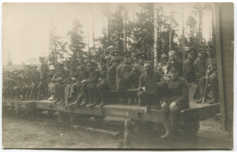 Sõjaväelased istumas Naissaare rongil