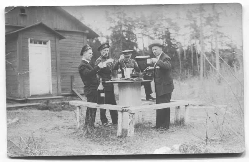 Grupp sõjaväelasi tähistamas kevadpühi Aegnal 1930.