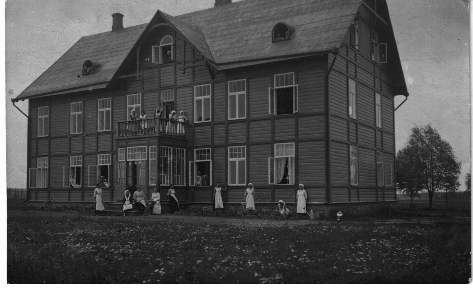 Fotopostkaart. Sahkapuu põllutöö- ja majapidamiskool.