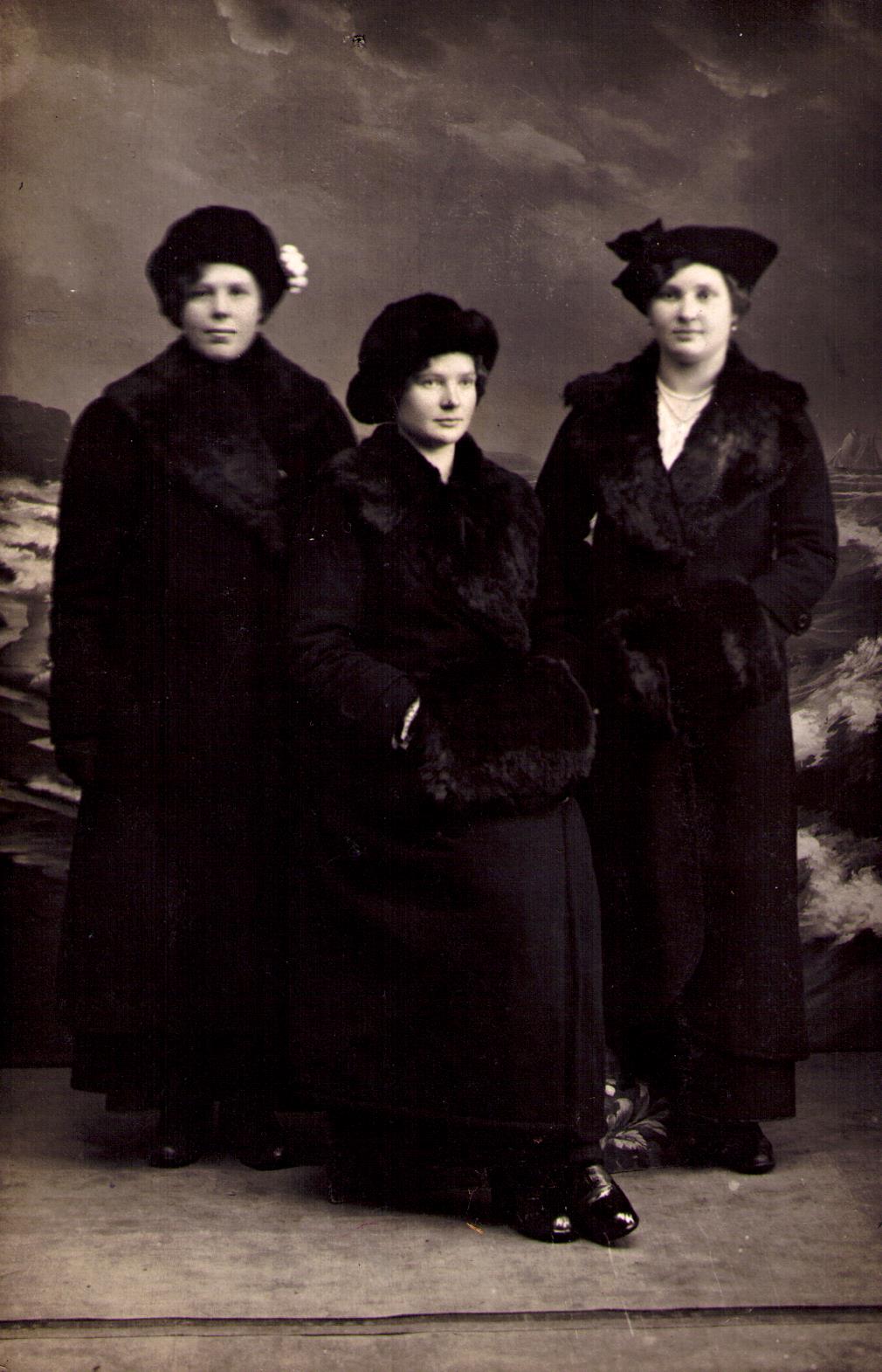 Fotopostkaart. Elisabeth, Ida ja Adeele Kesler