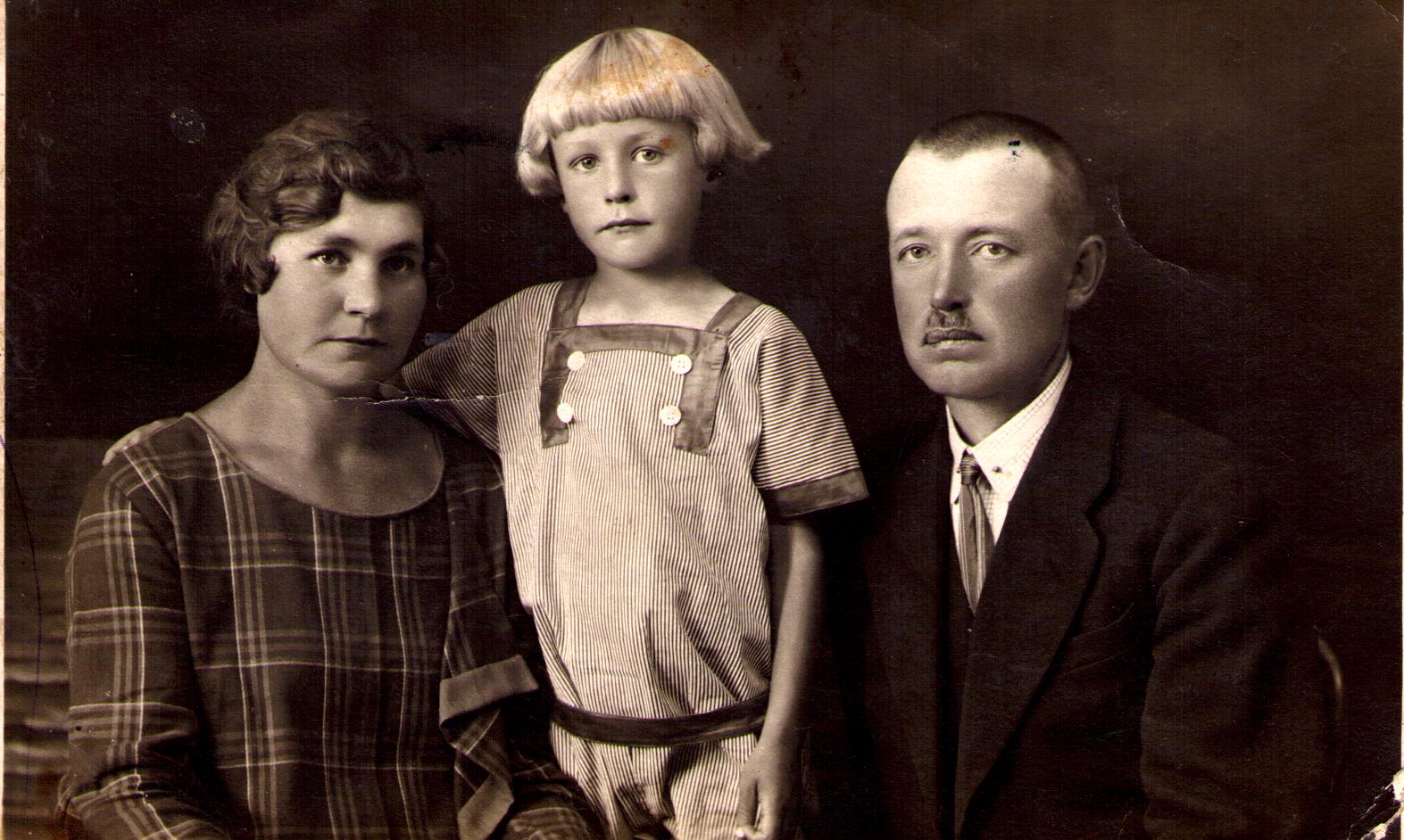 Fotopostkaart. Ann, Hugo ja Adolf Libene