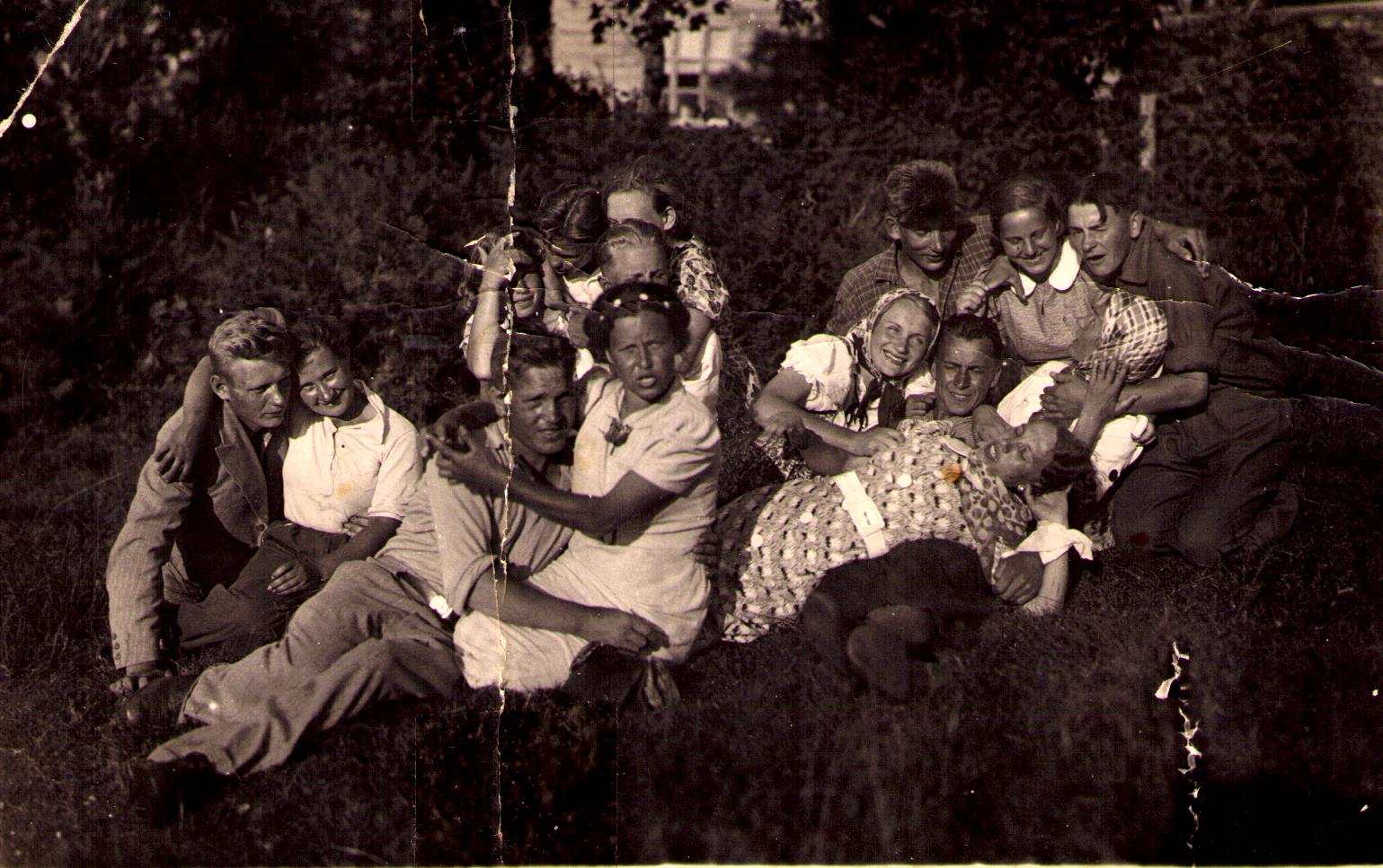 Fotopostkaart. Elsa Voore sõpradega