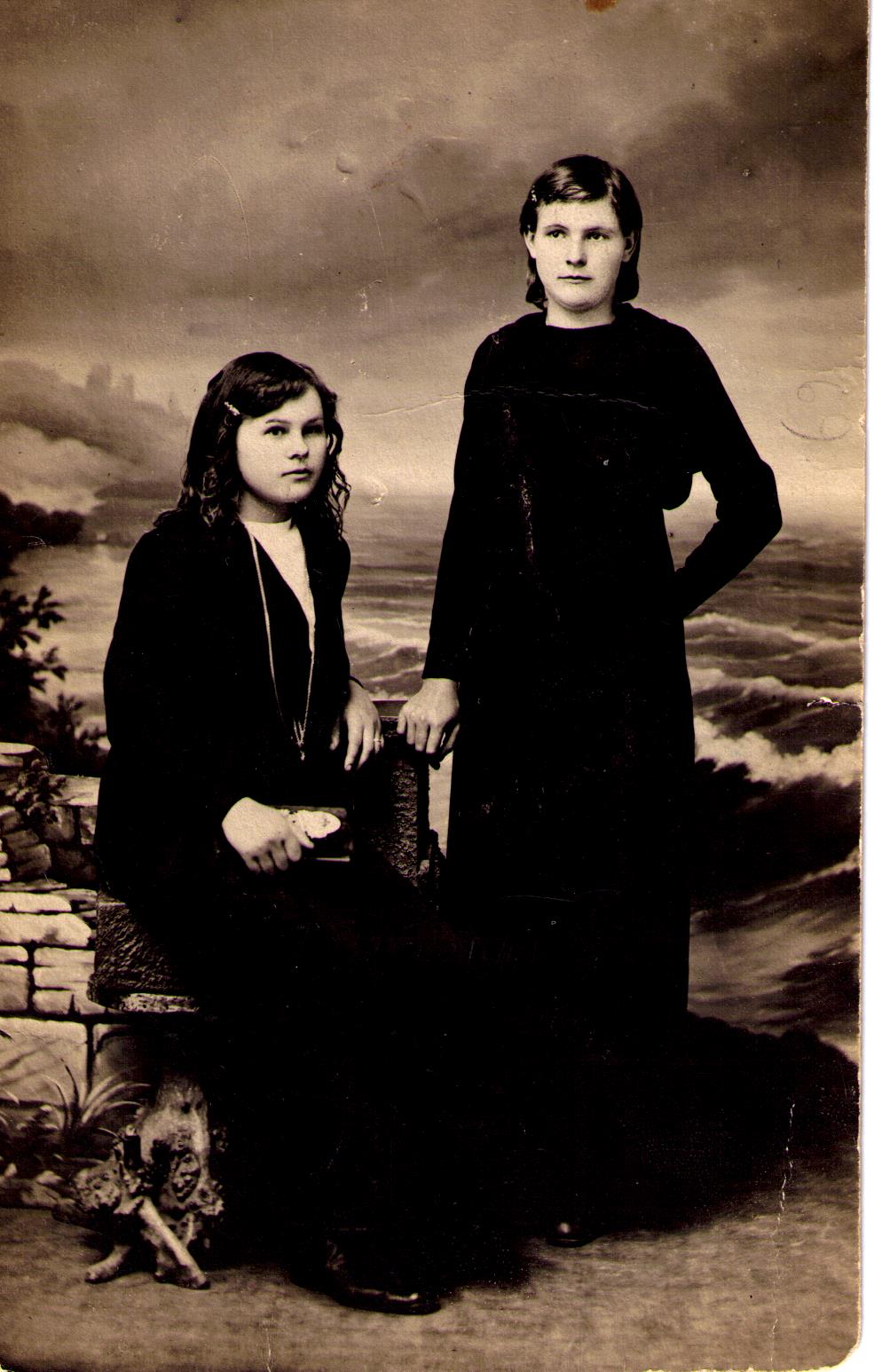 Fotopostkaart. Linda Mutvei-Meeme ja Salme Paurmann-Luuremees