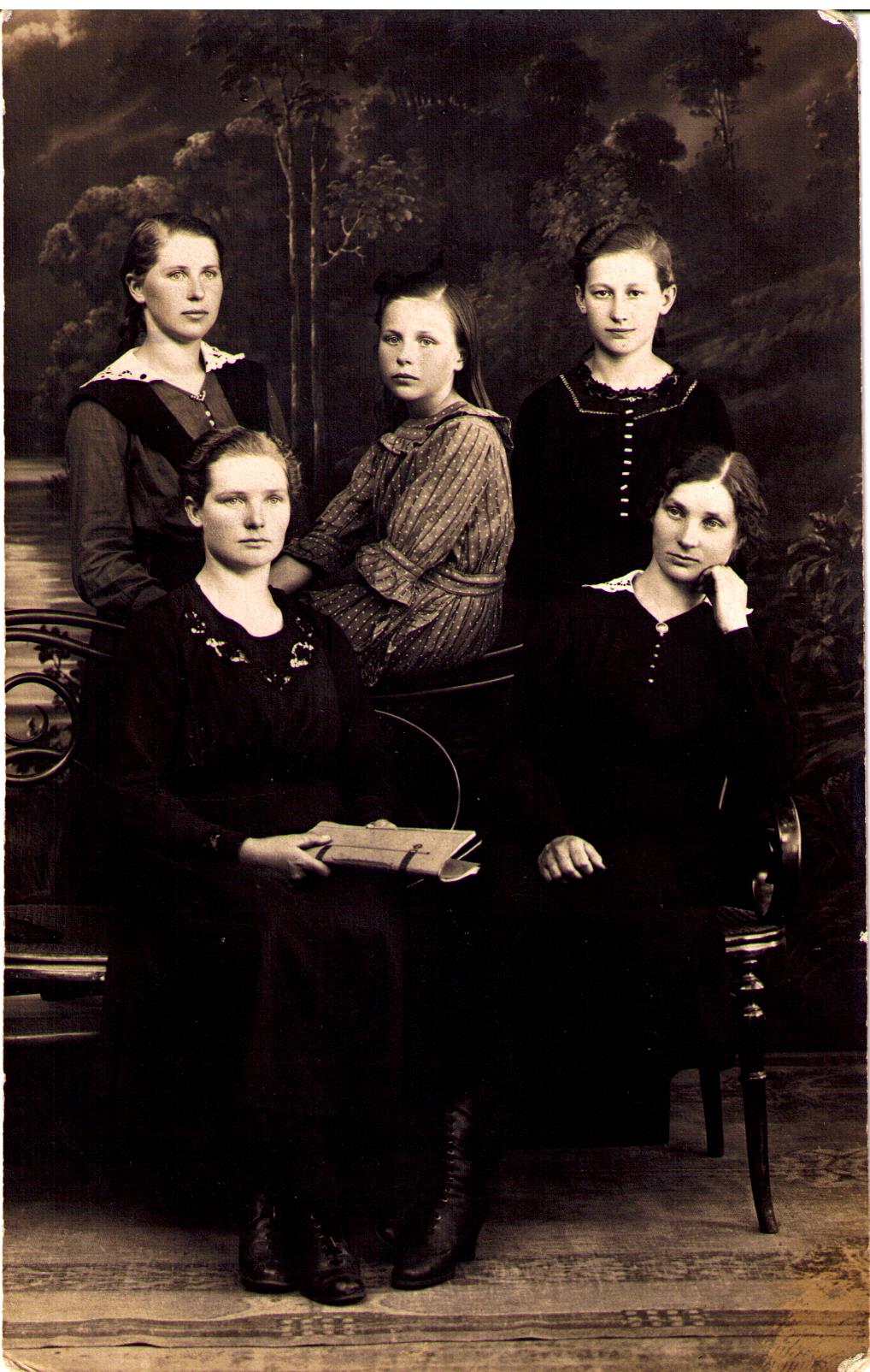 Fotopostkaart. Ida, Adeele, Jenny, Meeta ja  Therese Kesler