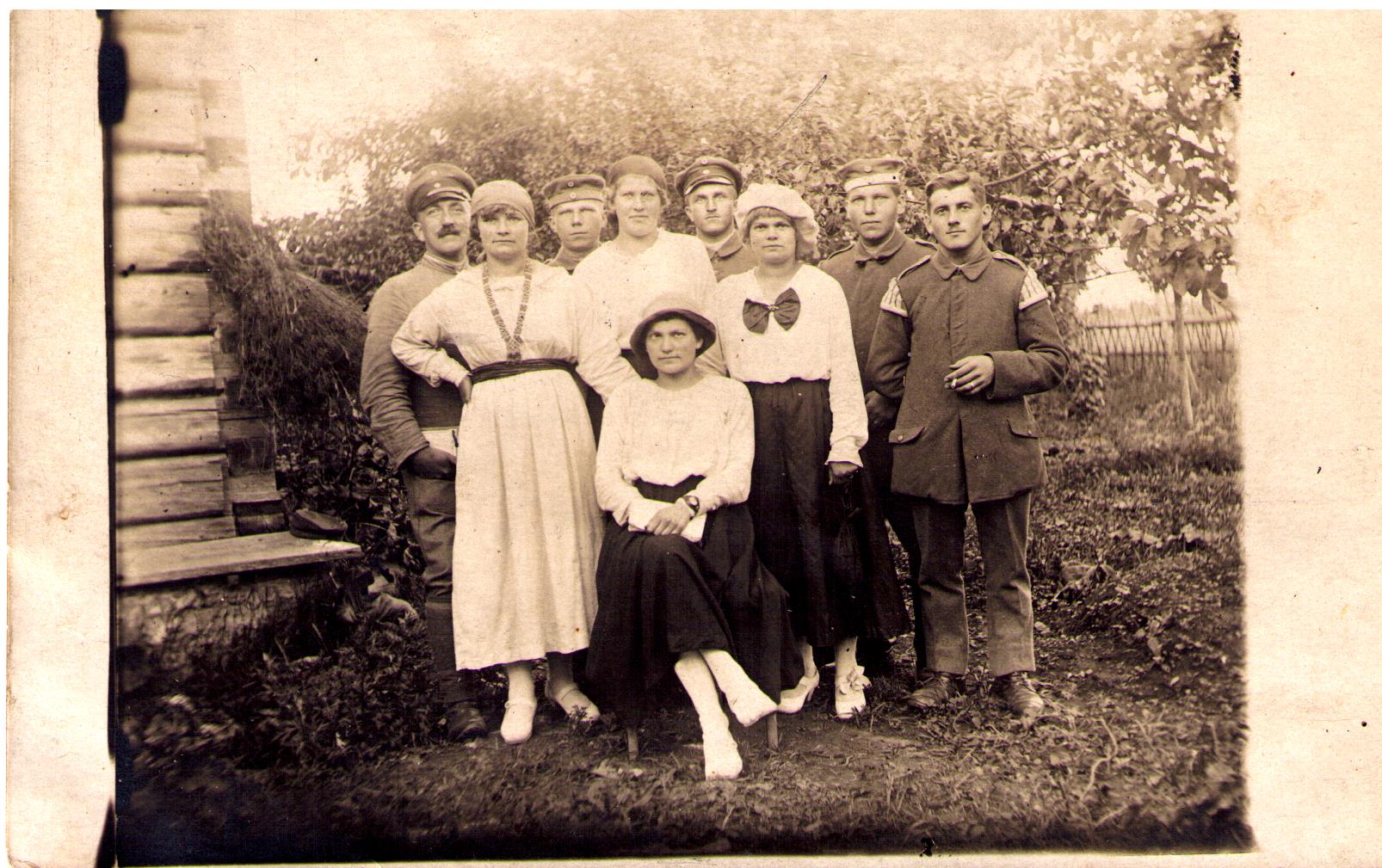 Konju tütarlapsed sõduritega