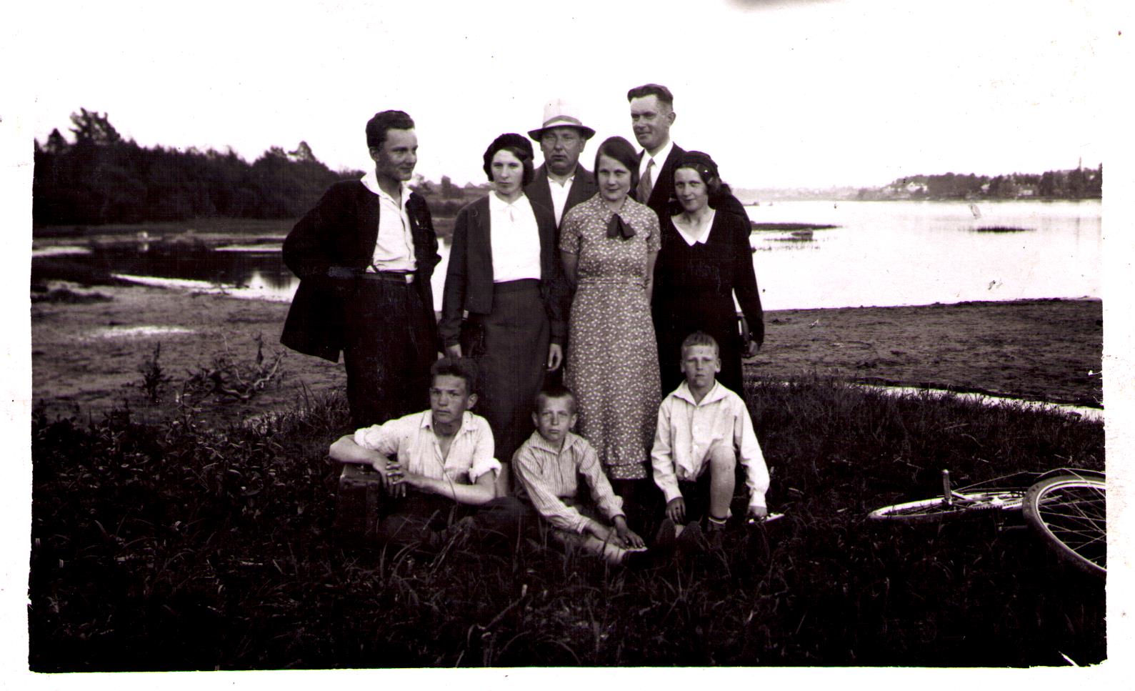 1. Alfred Uustalu; 3. Karl Sarap; 4. Meeta Uustalu ja teised Narva-Jõesuus