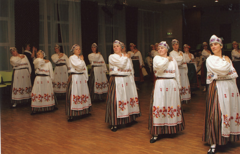 Iisaku naisrühm Tantsutikker