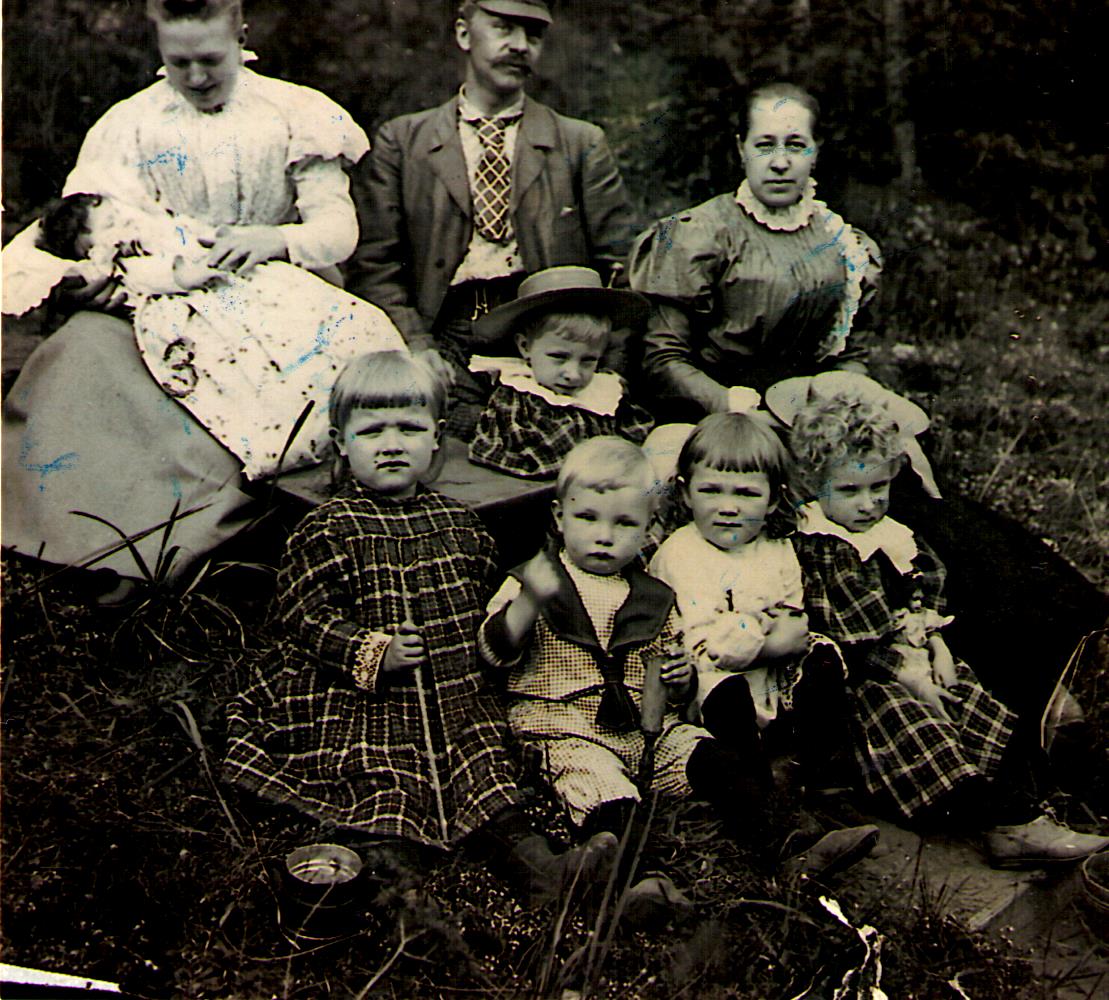 Karl Happich pere ja õe lapsed piknikku pidamas