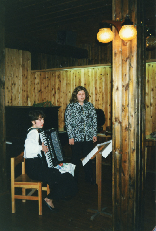 Laste lauluvõistlus Iisaku muuseumis 1998. a. Laulab Külli Karasg akordionil saadab Koidu Ahk
