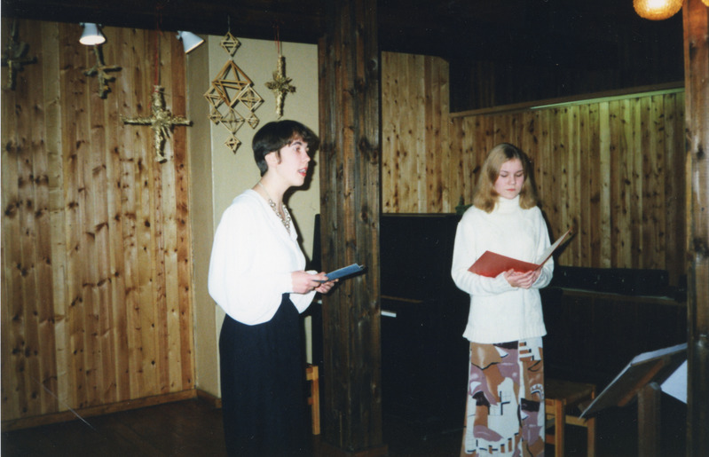 Lauluistlus Iisaku muuseumis 1998. a.Koidu Ahk ja Maire Rebina