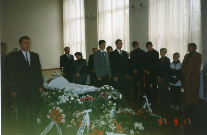 Fotoalbum. Iisaku KK direktori Endel Mölderi matus 17.09.1997