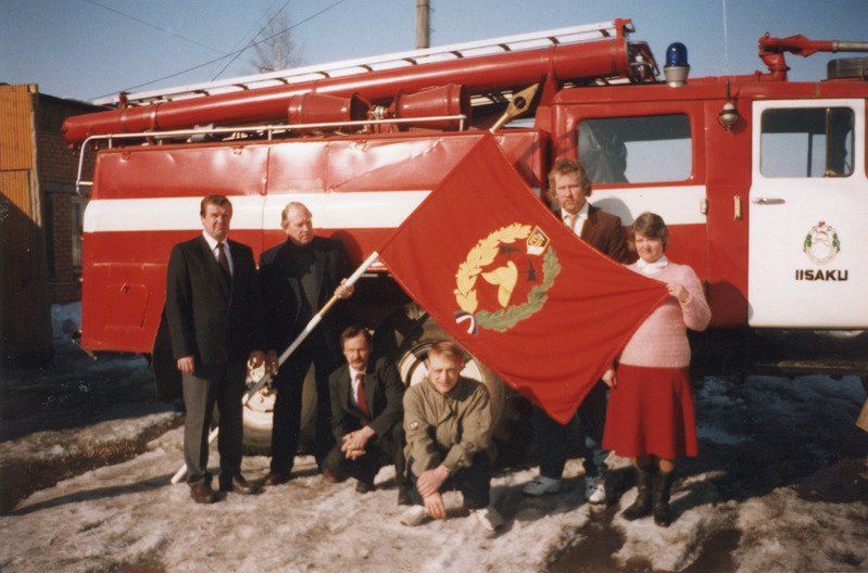 Iisaku tuletõrjesalk, auto juures H.Rebina, S.Bogdanov, I.Virumäe, A.Bogdanov, A.Nurgamaa, P.Palmet