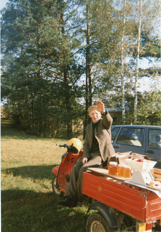 Iisaku laat 1996. a sügisel, Juhan Kirspalu müüb mett