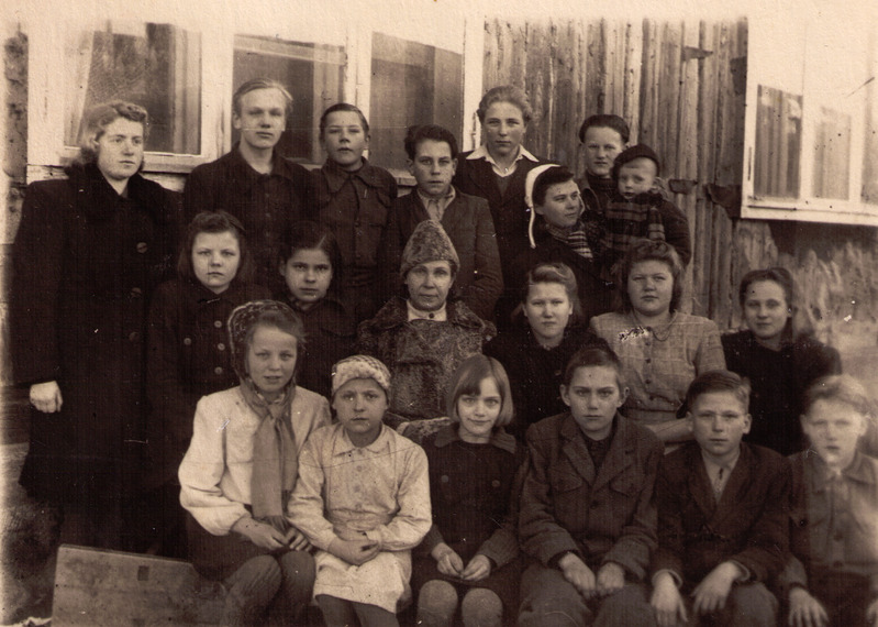 Õpetaja Mare Viirand keskel(kasukas) ja õpilased