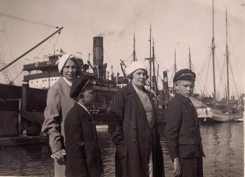 Mare Viirand tuttavatega sadamas