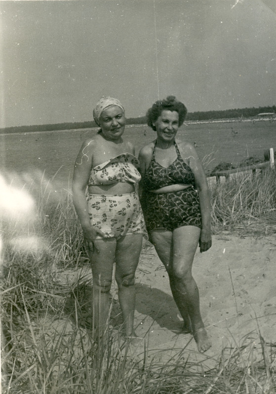 Mare Viirand sõbrannaga rannas