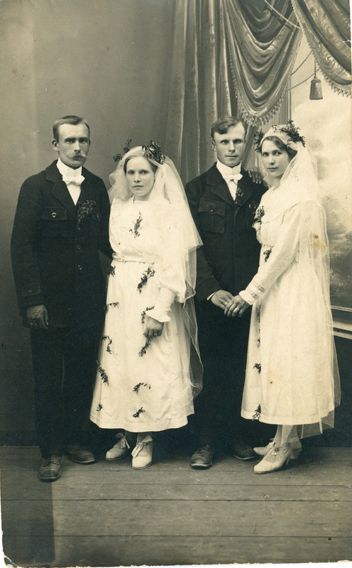 Albert Surva ja Evi Kreenmann; Peeter Kreenamm ja Olga-Alide Surva. Abiellusid 20.06.1920 Iisakus