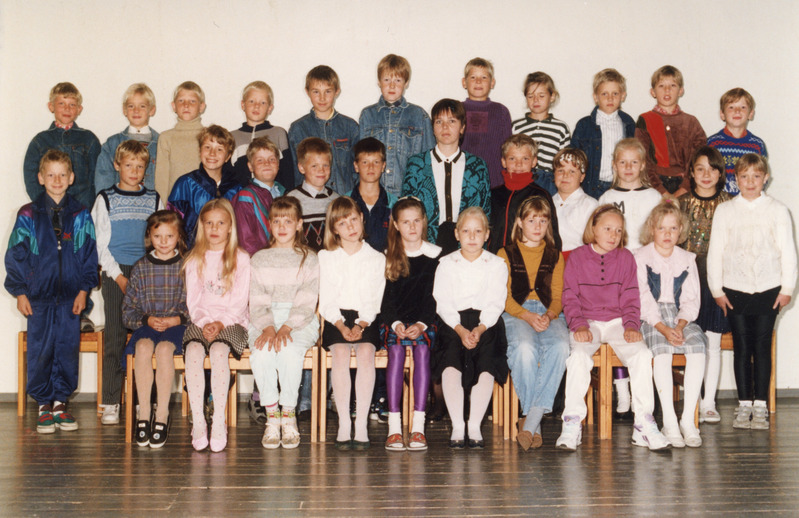Iisaku kooli klassipilt 1995/96 õ-a, IV klass ja Kristina Reest