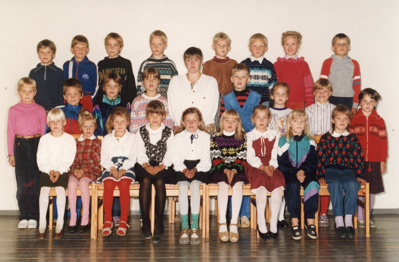 Iisaku kooli klassipilt 1995/96 õ-a, III klass ja klassijuhataja  Eda Välimets