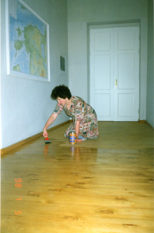 Iisaku muuseumi põranda lakkimine, Liivi Mölder