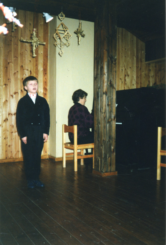Laste lauluvõistlus Iisaku muuseumis 1998. a. Laulab Risto Kalavus, klaveril saadab Evi Ostrak.