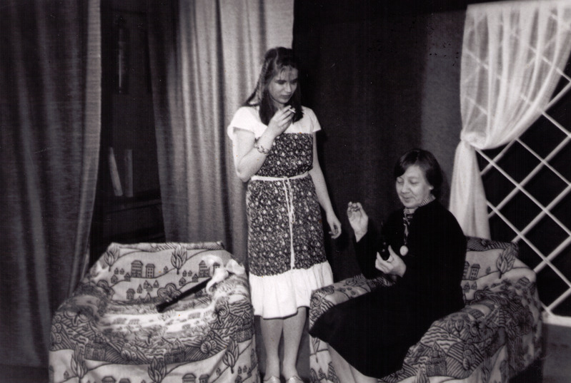 Lavastuse "Ebavõrdne abielu" tegelased Eda Rajamets, Laine Nimvitski