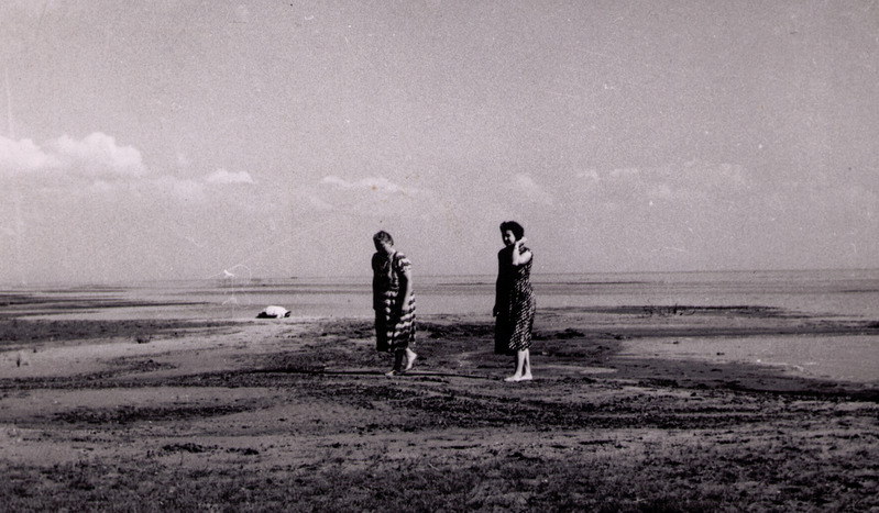 Peipsi järve rannal jalutamas