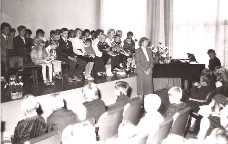 Iisaku keskkooli õpilased 1. sept. 1990. a, sõna võtab Eha Leiger