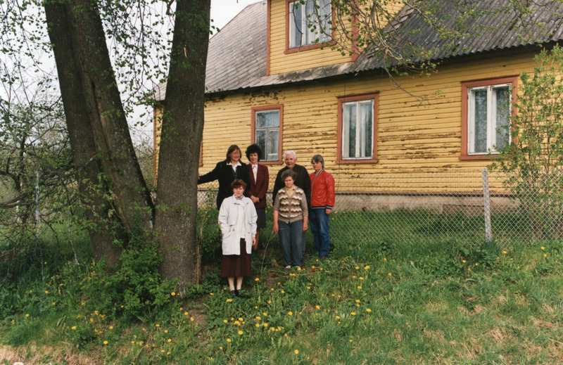 Iisaku muuseumi töötajad kogumisretkel Sõrumäel, Väino Sääsk´i kodus