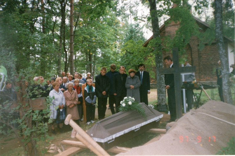 Fotoalbum. Iisaku KK direktori Endel Mölderi matus 17.09.1997