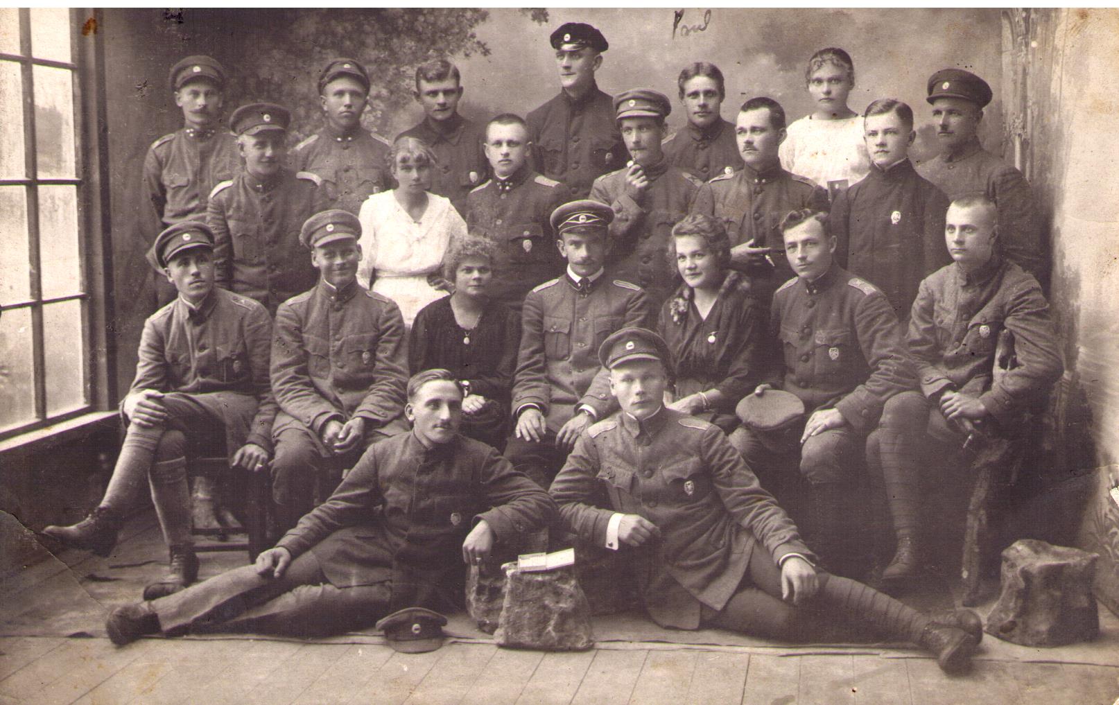 Grupp sõjaväelasi, istub viies Alma Ernst