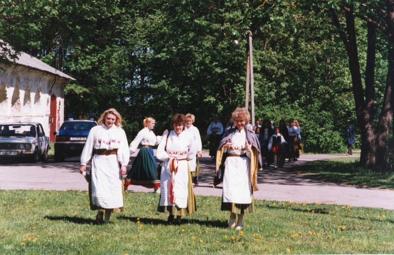 "Kirde Killad" Mäetagusel, 30.05.1999. a, esiplaanil naisrühma tantsijad.