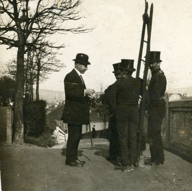 1913. a Bernis, jutuajamine 3 gentlemaniga