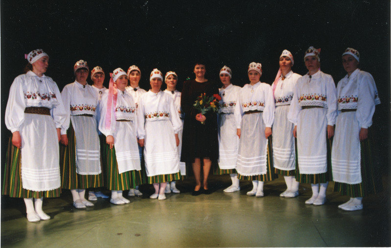 Iisaku naisrahvatantsurühm