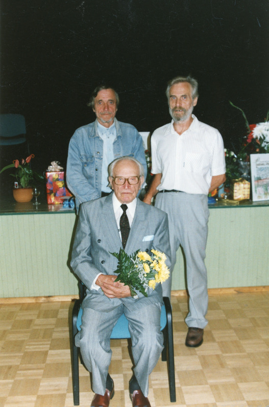 Daniel Vardja 90 sünnipäev. Juubilar koos poegadega Toivo ja Tõnis Vardjaga