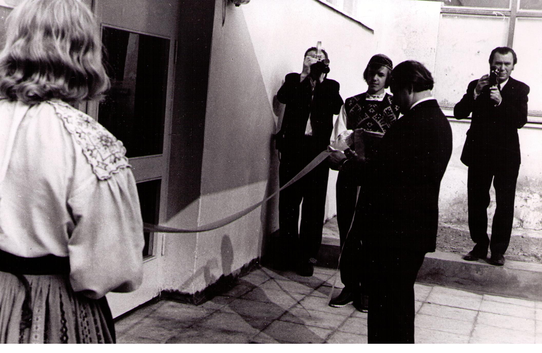 Iisaku KK juurdeehituse avamine, 1. sept 1976. K-Järve raj TSN Täitevkomitee esimees Heino Lehiste kõnelemas.