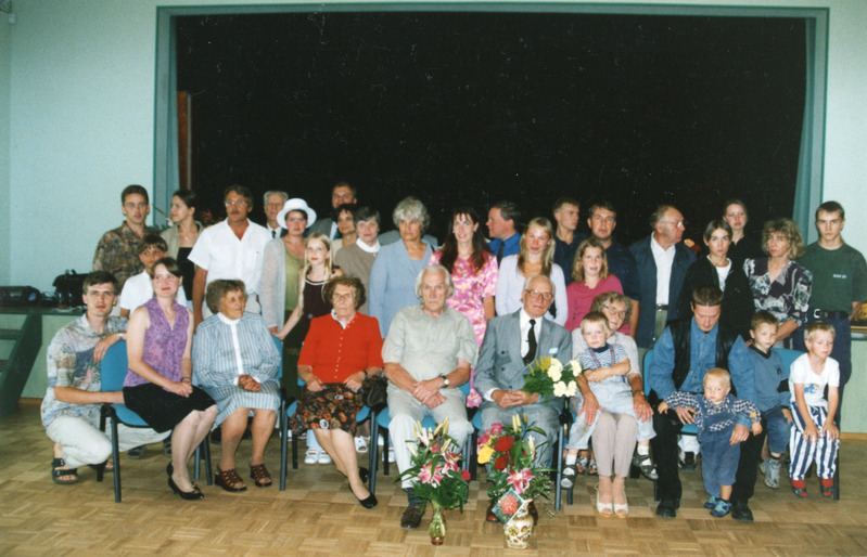 Daniel Vardja 90 sünnipäev. Juubilar koos sugulastega