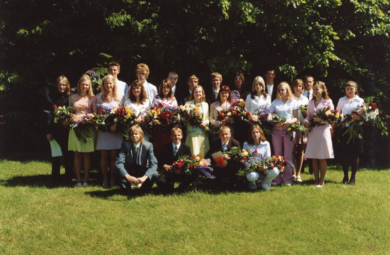 Iisaku Gümnaasiumi 9 klassi lõpetajad, juuni 2005.a.