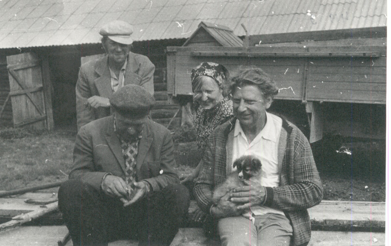 Kogumisretk Roostojal 1984. a. Vilma Ojast ja Elmar Tasane kutsikaga.