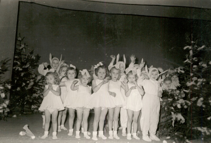 J. Lombi omaloominguline lastenäidend "Talv metsas". Tseenid näidendist