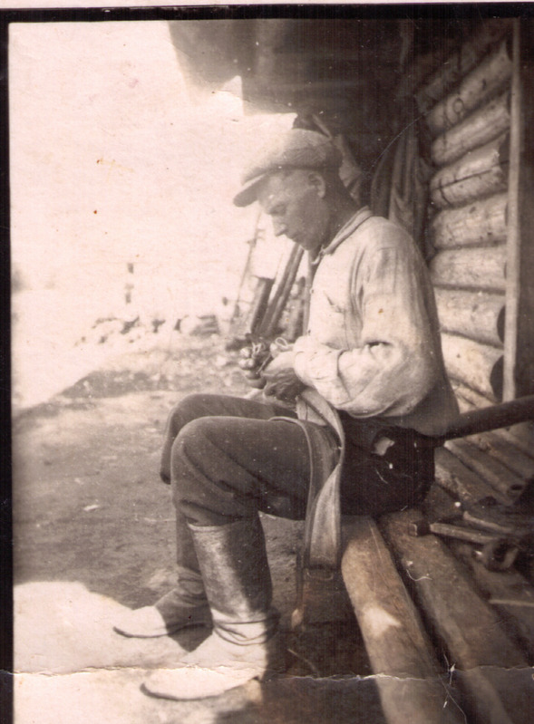 Robert Juuse parandamas hobuseriistu.