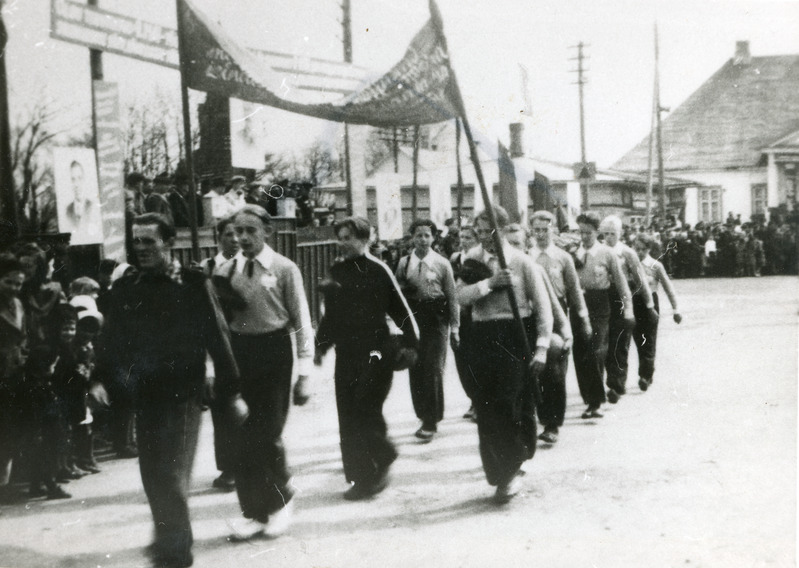 Pilk minevikku. Jõhvi "Kalevi" noored jalgpallurid maidemonstratsioonil 1952.a.