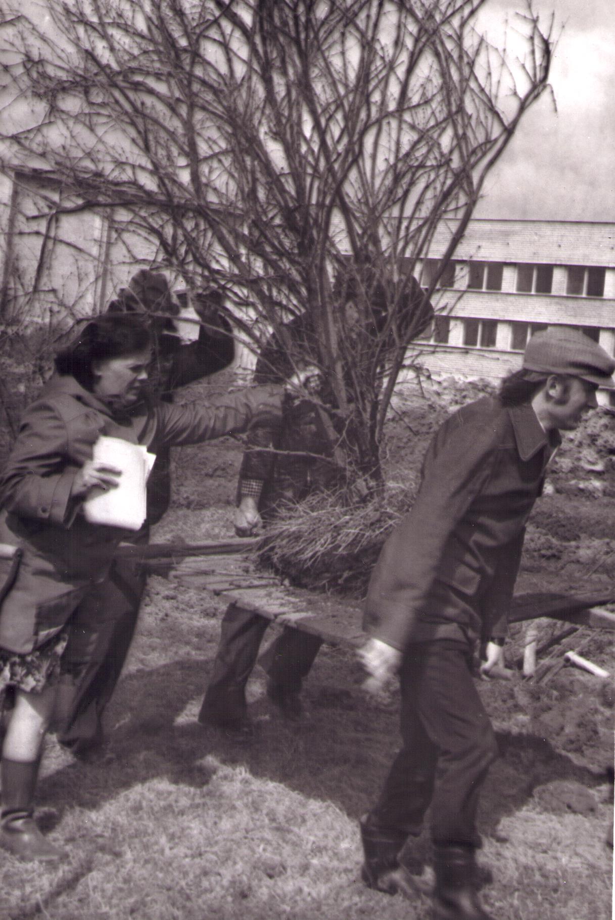 Iisaku Keskkooli dendropargi rajamine. Õpetajad Tiina Sabalotni ja Rein Aidma