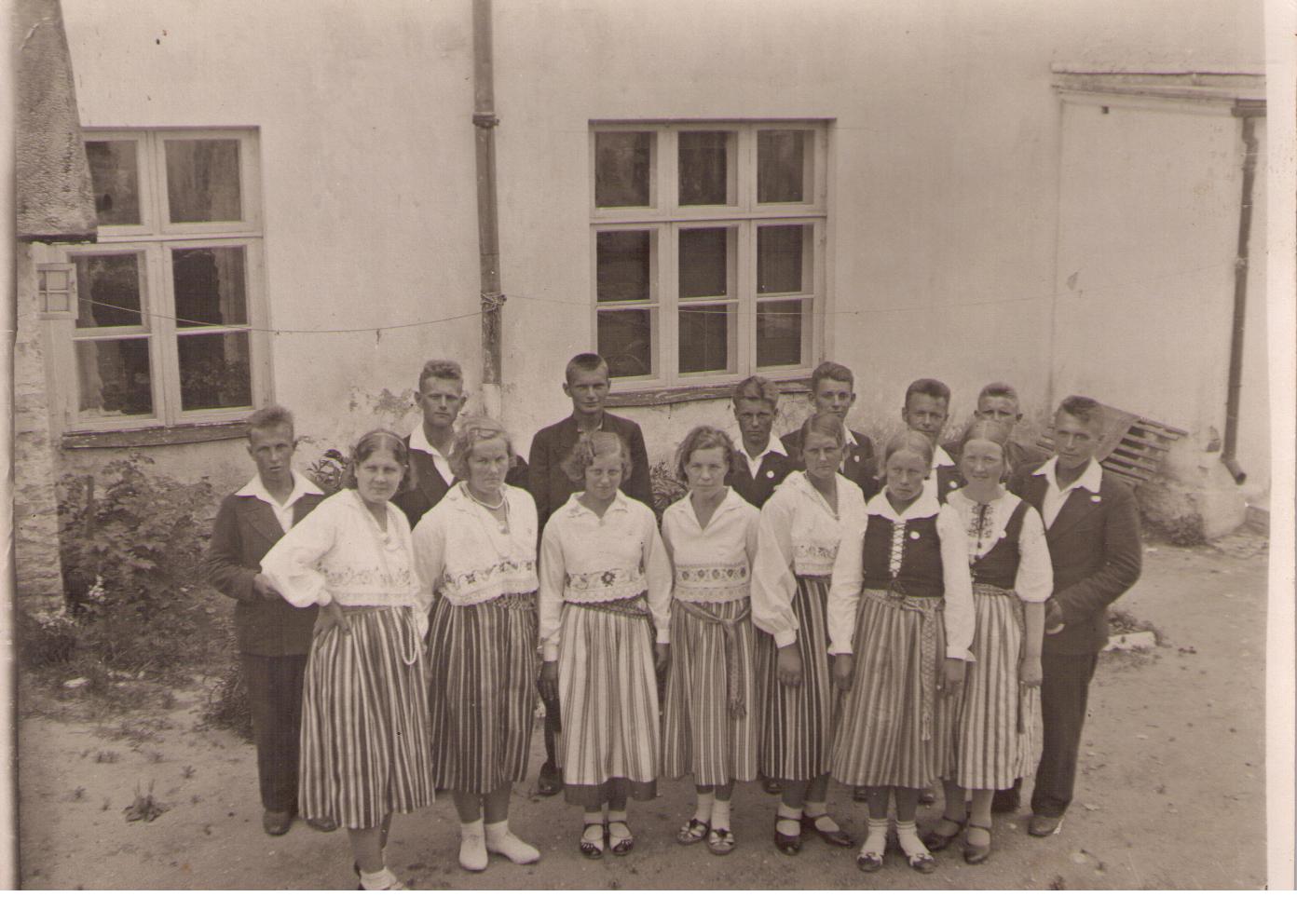 Rühm Iisaku noormehi ja neide