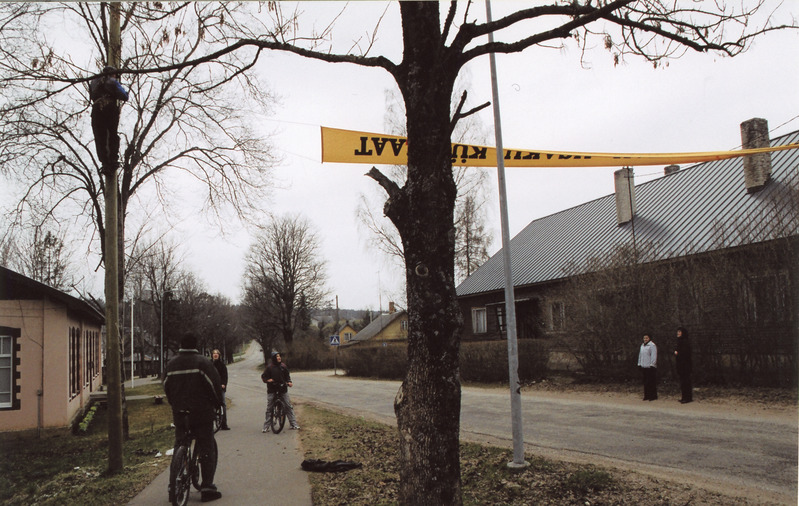 Iisaku külalaada reklaamsildi üles riputamine.